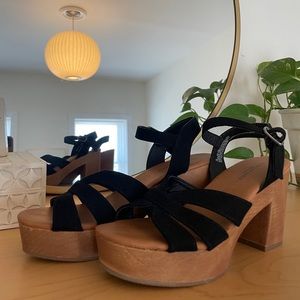 American Eagle Platform Heeled Black Sandal with a Natural Style Heel Size:5